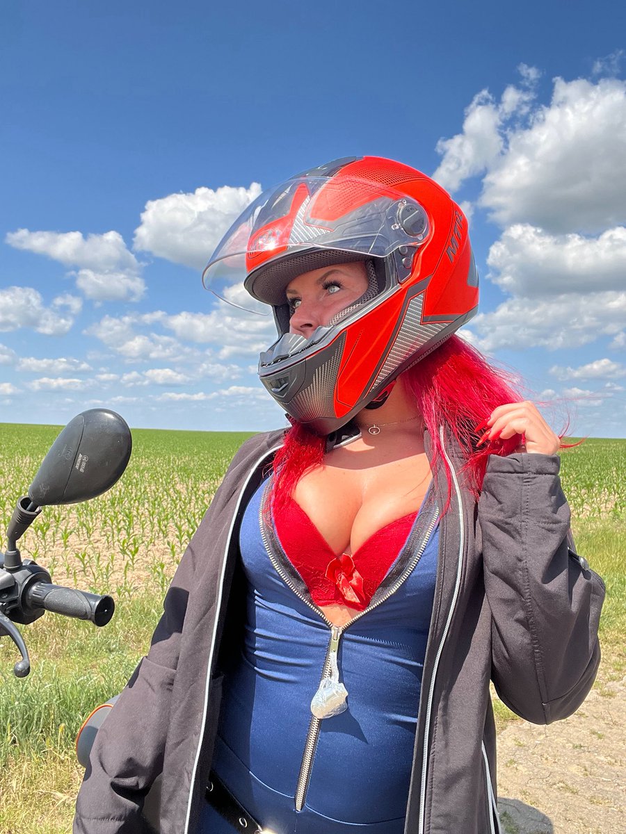 onlyredsteffi's tweet photo. Safety first – aber heiß darf’s trotzdem sein! 😏🔥 Helm sitzt, Look knallt, und der BH? Der schreit nach Abenteuer! Wer würde gern mal mitfahren?

#HotOnWheels #SafetyAndStyle #RedLingerieVibes #RollerQueen #BikerBabe #KurvenGefahr https://t.co/Ar3FkBwVb9