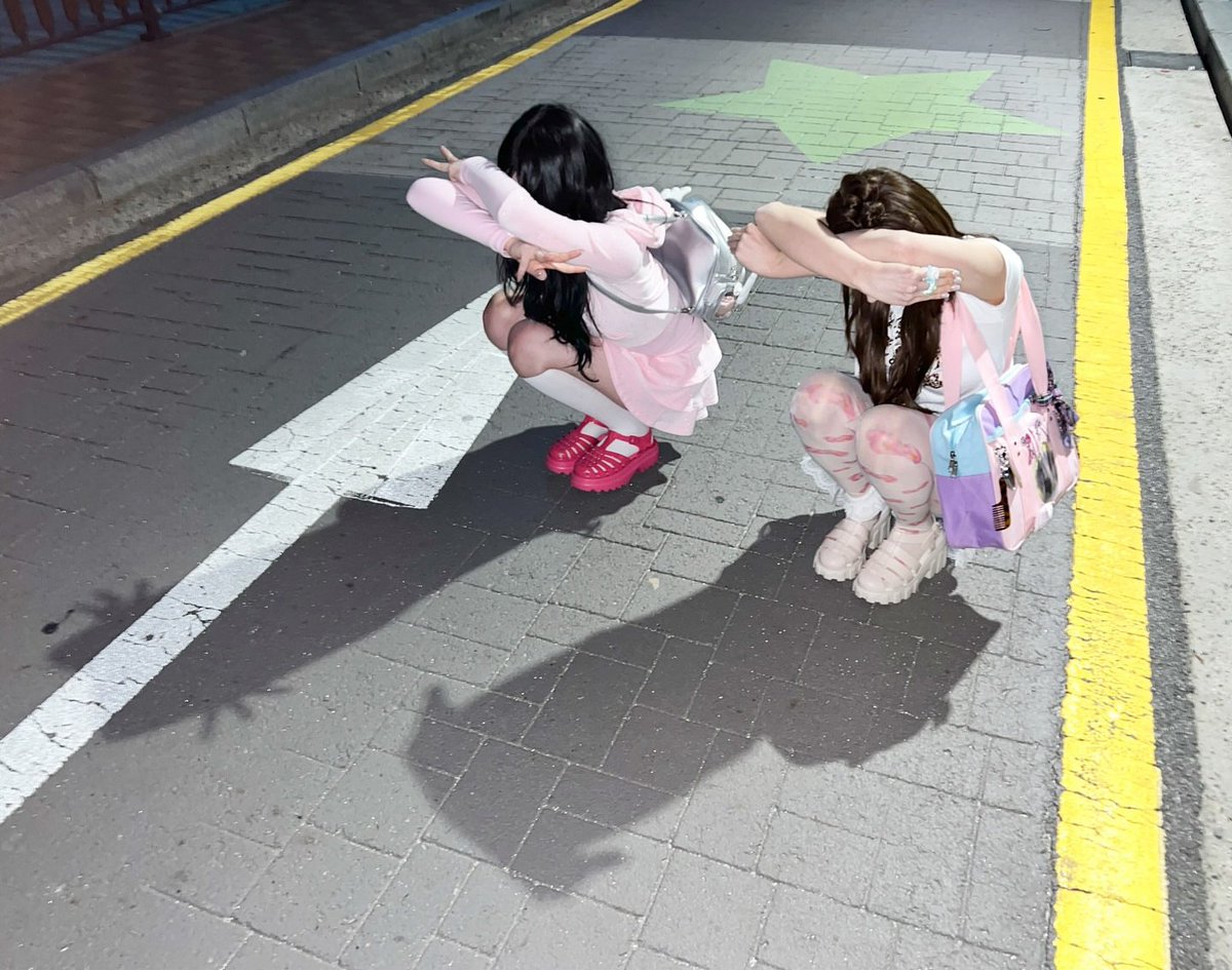 nmixxpics_'s tweet image. Kyujin and Jiwoo making shadow forming cat and dog 😭