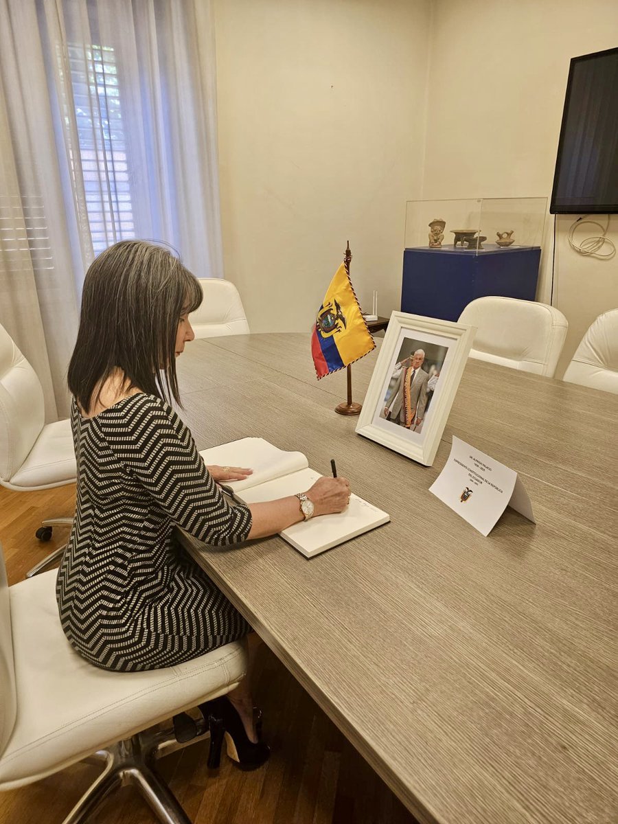 Ho visitato l'Ambasciata dell'Equador per firmare il libro delle condoglianze per la scomparsa dell'ex presidente Alfredo Palacio González, che visitò #Cuba nel 2003, a quel tempo come vicepresidente, e promosse la collaborazione nel settore della salute.