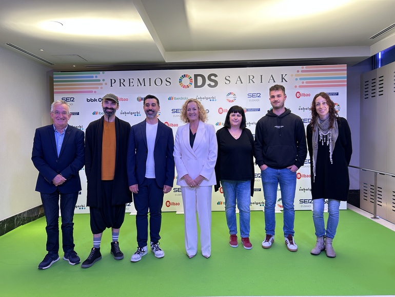 Dantzertik 'Hizkuntza eta Kultura Aniztasuna' saria jaso dau: bizkaie.biz/1749021687983

👉 <a href="/Dantzerti/">Dantzerti</a> 
👉 <a href="/SEReuskadi/">Cadena SER Euskadi</a> 
👉 <a href="/BBK_eus/">BBK Fundación Bancaria</a> 
👉 <a href="/bilbozaharra/">Bilbo Zaharra euskaltegia</a> 
👉 <a href="/HABE_erakundea/">HABE</a> 
👉 <a href="/Gob_eus/">Eusko Jaurlaritza - Gobierno Vasco</a> 
👉 premiosods.eus/eu/ods-sariak/