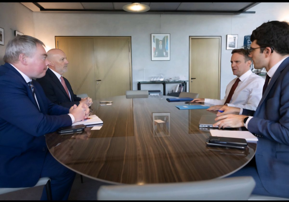 Hier Monsieur Le Ministre de l'Industrie et de l'Energie <a href="/MarcFerracci/">Marc Ferracci</a> se préoccupait sur <a href="/LinkedInFrance/">LinkedIn France</a> de l'avenir des salariés de la raffinerie du groupe <a href="/ExxonMobil_FRA/">ExxonMobil en France</a>  qui devrait être rachetée par North Atlantic. 

Le syndicat <a href="/cfecgc_PEN/">CFE-CGC Pétrole & Energies Nouvelles</a> et sa fédération <a href="/Enermine_CFECGC/">Fédération CFE-CGC ENERMINE</a>