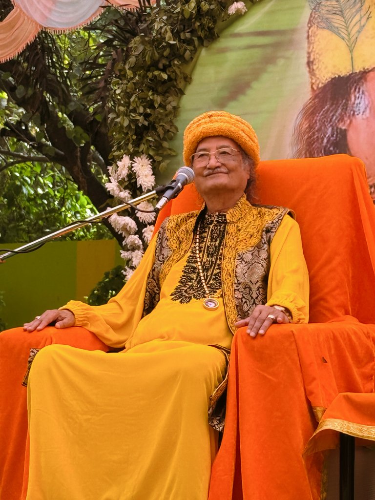 Samarthguru Dhara (@sgdharaofficial) on Twitter photo गोरख फेरी देता हर घट,
कोई जागे कोई सोया;
जागा जो भी संबुद्ध हुआ,
सोया उसने अवसर खोया।
हर युग में सद्गुरू आते हैं,
सोते से हमें जगाते हैं
जागरणं शरणं गच्छामि,
भज गोरख शरणं गच्छामि।।
-Samarthguru <a href="/SiddharthAulia/">Samarthguru Siddharth Aulia</a> Ji
#Samarthguru #GorakhGeeta #spirituality गोरख फेरी देता हर घट,
कोई जागे कोई सोया;
जागा जो भी संबुद्ध हुआ,
सोया उसने अवसर खोया।
हर युग में सद्गुरू आते हैं,
सोते से हमें जगाते हैं
जागरणं शरणं गच्छामि,
भज गोरख शरणं गच्छामि।।
-Samarthguru <a href="/SiddharthAulia/">Samarthguru Siddharth Aulia</a> Ji
#Samarthguru #GorakhGeeta #spirituality