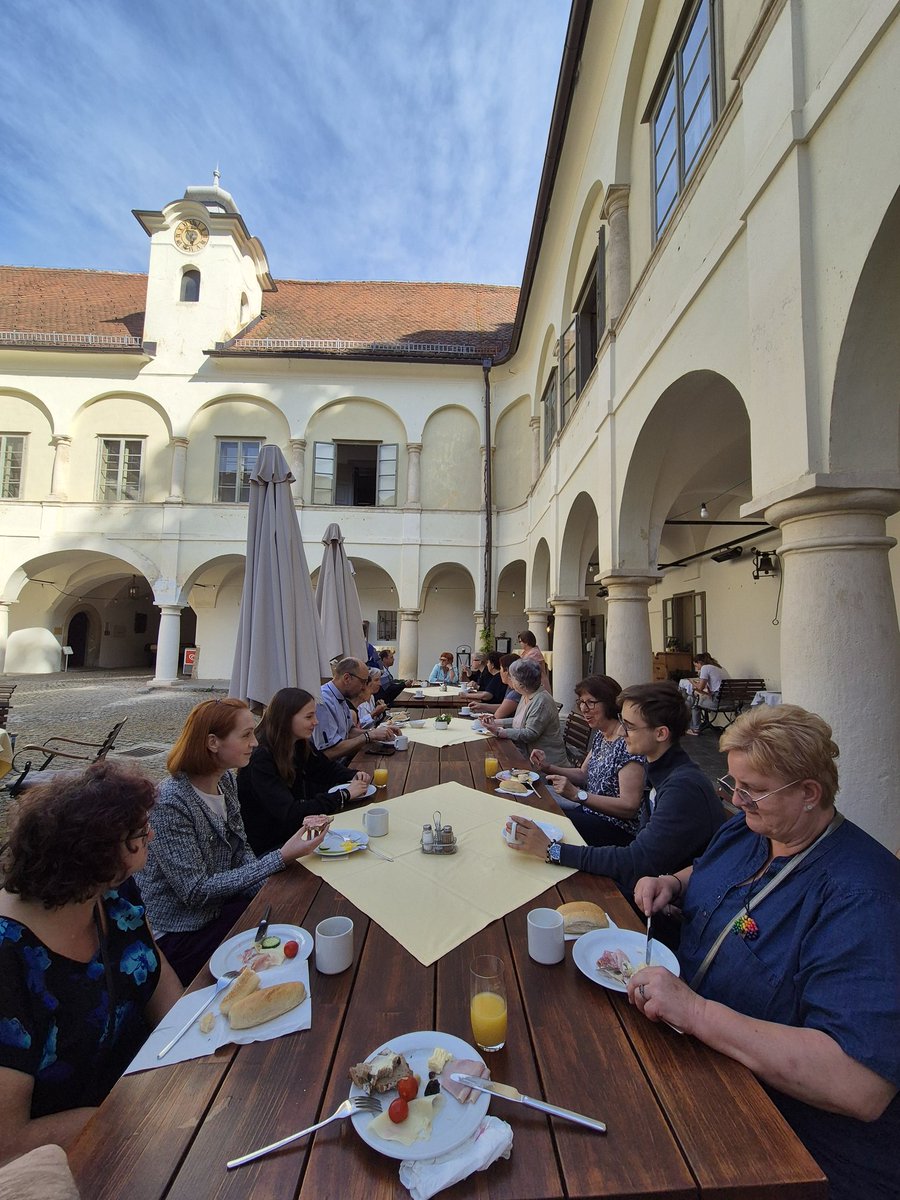 peter_sv's tweet image. Danes smo duhovniki, diakoni in pastoralni sodelavci začeli mednarodno srečanje treh dekanij (Maribor, Jarenina, Lipnica), ki vsako leto poteka ob zaključku pastoralnega leta.

Gostitelji so letos naši avstrijski sosedje. Začetek srečanja je zajtrk v dvorcu Retzhof v Wagni.