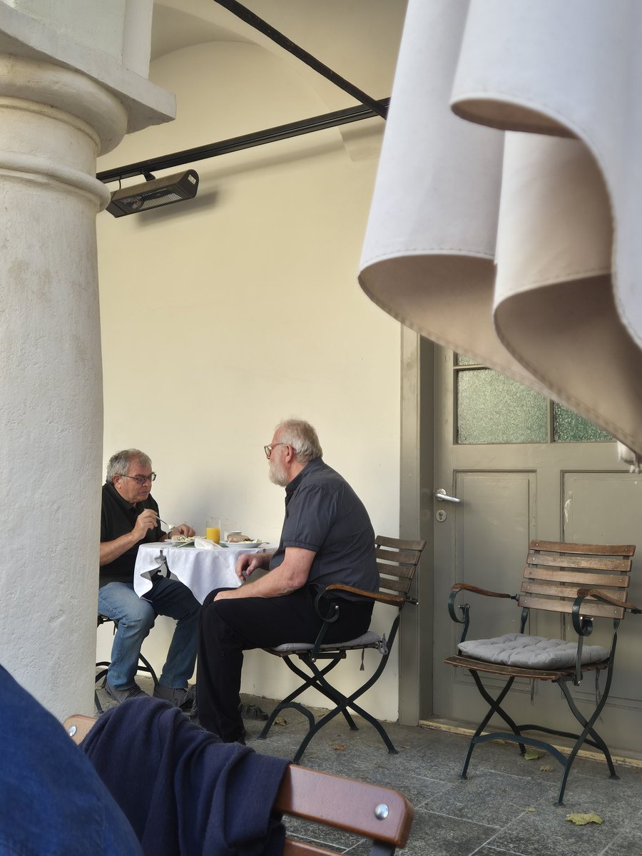 peter_sv's tweet image. Danes smo duhovniki, diakoni in pastoralni sodelavci začeli mednarodno srečanje treh dekanij (Maribor, Jarenina, Lipnica), ki vsako leto poteka ob zaključku pastoralnega leta.

Gostitelji so letos naši avstrijski sosedje. Začetek srečanja je zajtrk v dvorcu Retzhof v Wagni.