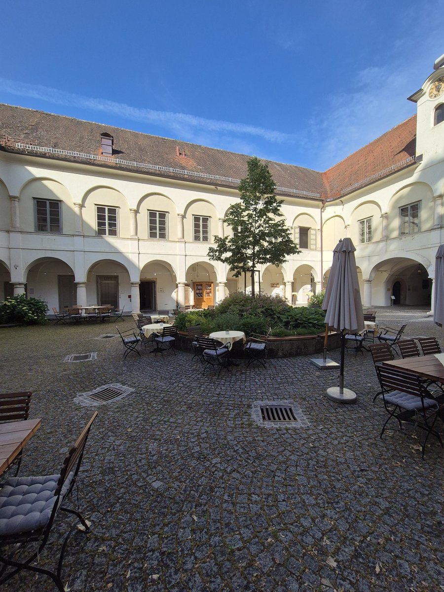 peter_sv's tweet image. Danes smo duhovniki, diakoni in pastoralni sodelavci začeli mednarodno srečanje treh dekanij (Maribor, Jarenina, Lipnica), ki vsako leto poteka ob zaključku pastoralnega leta.

Gostitelji so letos naši avstrijski sosedje. Začetek srečanja je zajtrk v dvorcu Retzhof v Wagni.