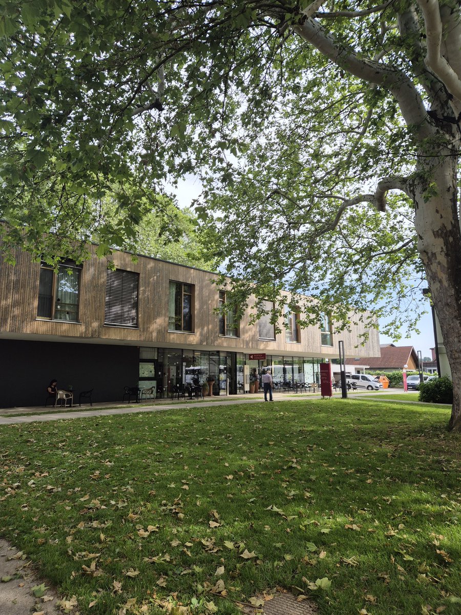 peter_sv's tweet image. Danes smo duhovniki, diakoni in pastoralni sodelavci začeli mednarodno srečanje treh dekanij (Maribor, Jarenina, Lipnica), ki vsako leto poteka ob zaključku pastoralnega leta.

Gostitelji so letos naši avstrijski sosedje. Začetek srečanja je zajtrk v dvorcu Retzhof v Wagni.