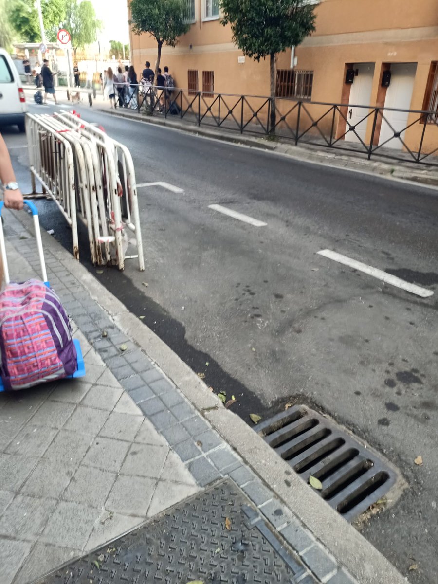 Buenos días <a href="/AytoLeganes/">Ayuntamiento de Leganés</a>  estás vallas llevan una semana o más  estacionadas sin recogerlas. C/San Bernardo . Pueden pasar a retirarlas?