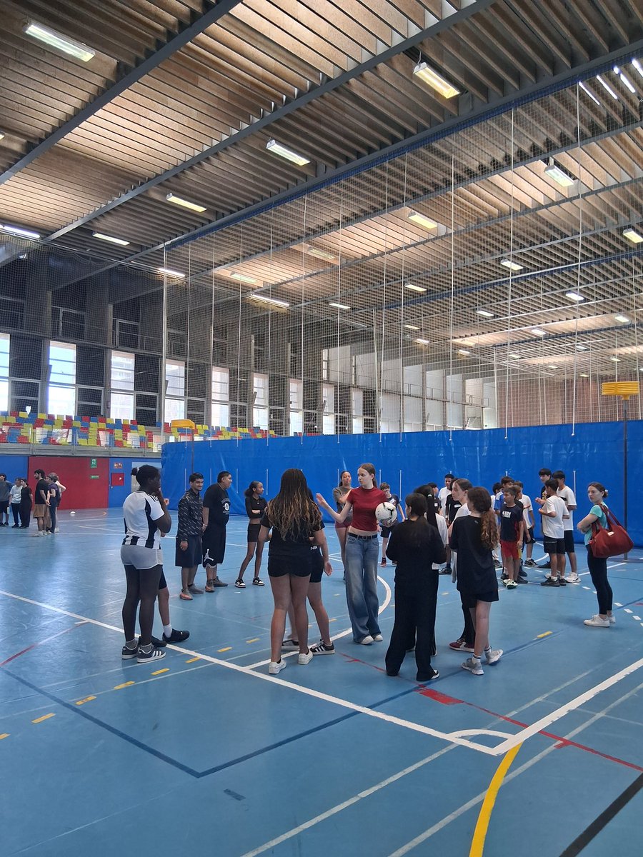 🎉 El 29/05 vam gaudir de la 1a edició d’#AlterEsports al CEM la Mar Bella 🏟️
4 esports alternatius:
🔴 Datchball
🏐 Corfbol
⚫ Kinball
🥏 Ultimate
Esport, convivència i bon rotllo amb altres instituts de Ciutat Vella 🤝😄
#EsportsAlternatius #PauClaris