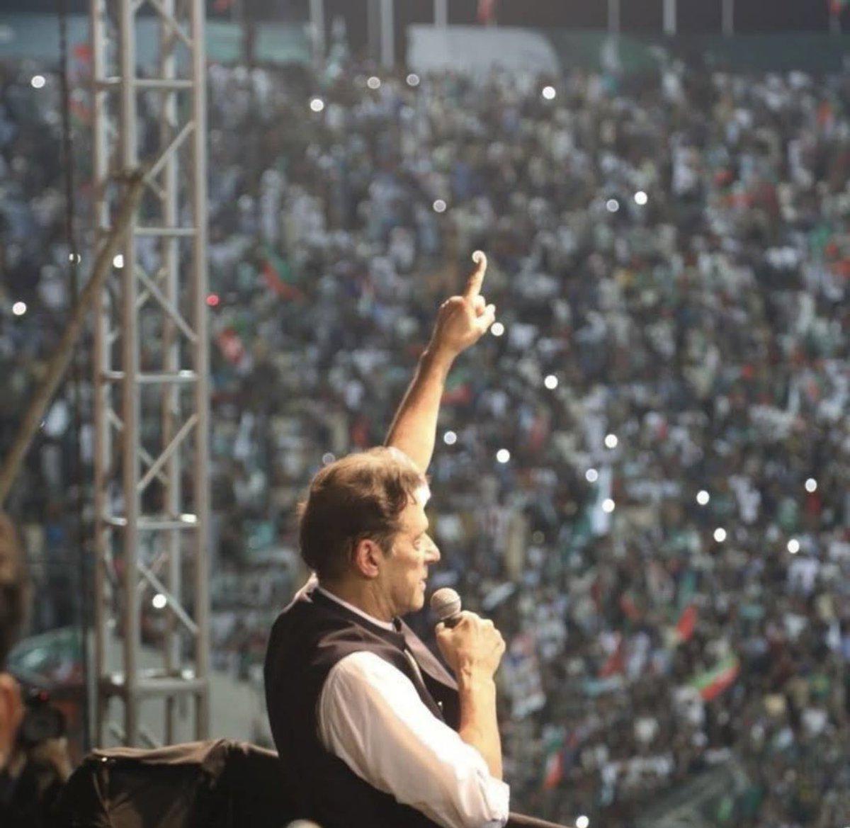 مجھے بھی جیل میں ڈالنے کےبعد تین سال خاموش ہو جانے پر آرام سے بنی گالا بیٹھ جانے کا کہا گیاتھا جیسے نواز شریف کو دس سال تک چپ رہنا پڑا مگر میں بزدل نہیں ہوں اور یزیدیت پر کبھی خاموش نہیں رہ سکتا، میں جمہوریت کی بحالی کےلیے آخری دم تک جدوجہد کروں گا۔ چیئرمین عمران احمد خان نیازی