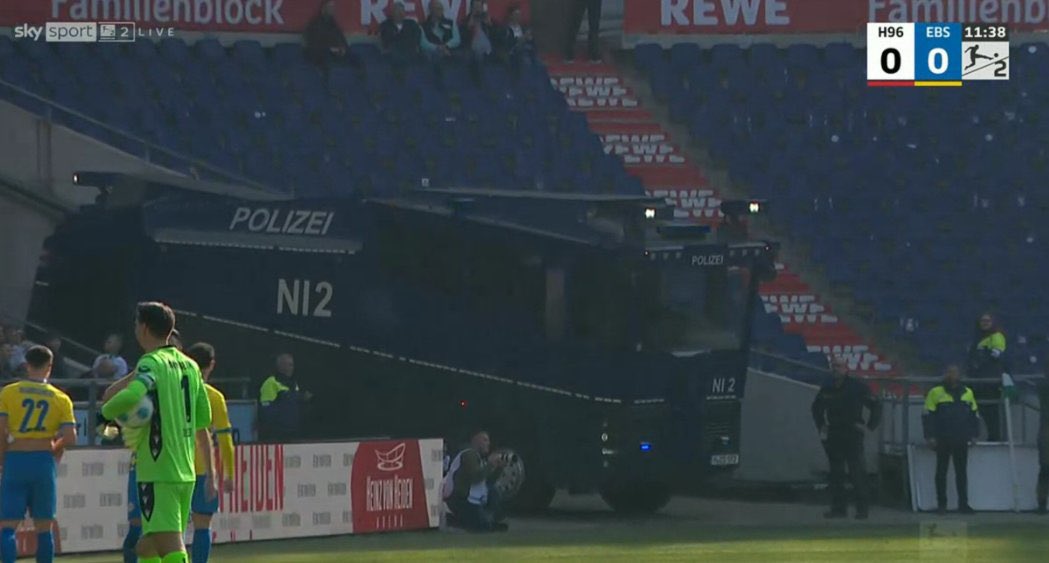 LeaVengeance's tweet photo. Wenn heute nicht endlich der neue Trainer vorgestellt wird bleibt mir nichts anderes übrig, als die nächste Eskalationsstufe zu zünden: https://t.co/R9s1wTzoe3