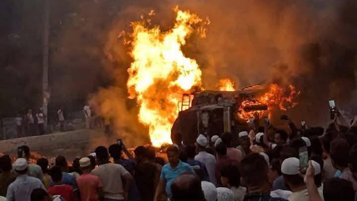 ব্রাহ্মণবাড়িয়ায় চার লেন মহাসড়কের গর্তে গ্যাস সিলিন্ডার বোঝাই ট্রাক উল্টে ভয়াবহ অগ্নিকাণ্ড