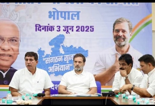 राहुल गांधी के साथ हरीश चौधरी की यह तस्वीर सिर्फ एक तस्वीर नहीं है कांग्रेस के भीतर उनके कद, योगदान और विश्वास की  पहचान है।यह तस्वीर बताती है कि हरीश चौधरी राजस्थान की राजनीति के ही नहीं,बल्कि कांग्रेस के राष्ट्रीय मंच पर भी एक मज़बूत,  औरभरोसेमंद चेहरा हैं 

<a href="/Barmer_Harish/">Harish Chaudhary</a>
