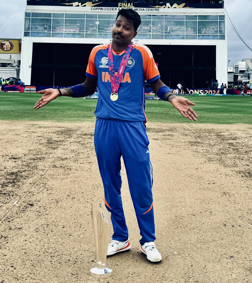 CricketarenaN's tweet photo. Krunal Pandya channels brother Hardik’s iconic trophy pose as RCB celebrate their maiden IPL title triumph! 🏆🔥

#KrunalPandya #HardikPandya #RCB #IPL2025 #Champions https://t.co/uyOlKNWnvo