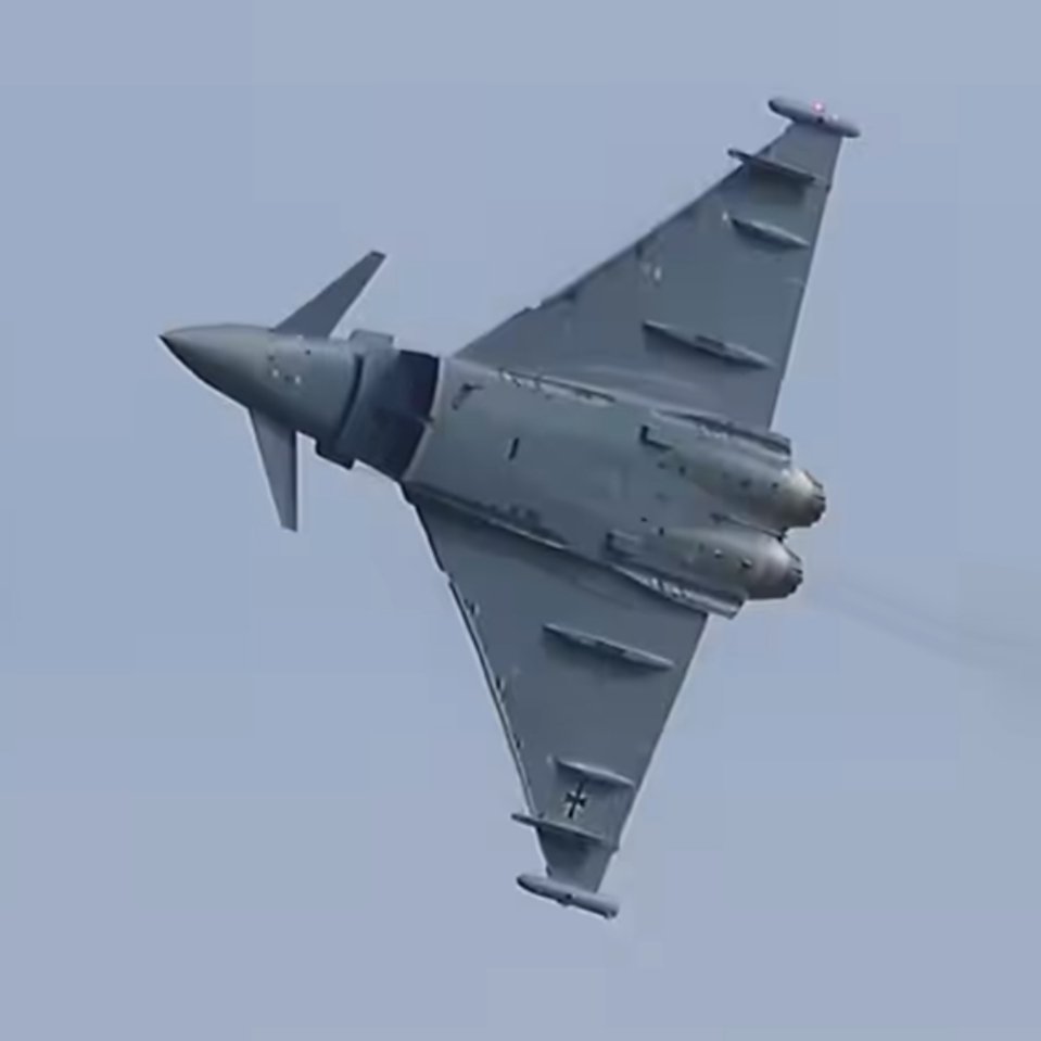 Uiuiui der Tag startet mit einem Flying Display (quasi Kunstflug Training) 😍🦅