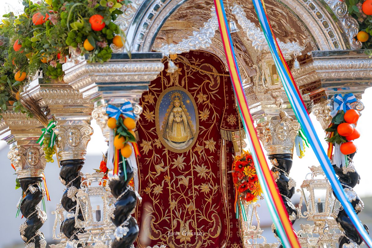 Entre polvo, canto y devoción, Gelves ya parte hacia el Rocío.

#ElRocio25 | <a href="/HdadRocioGelves/">Hdad. del Rocío de Gelves</a>