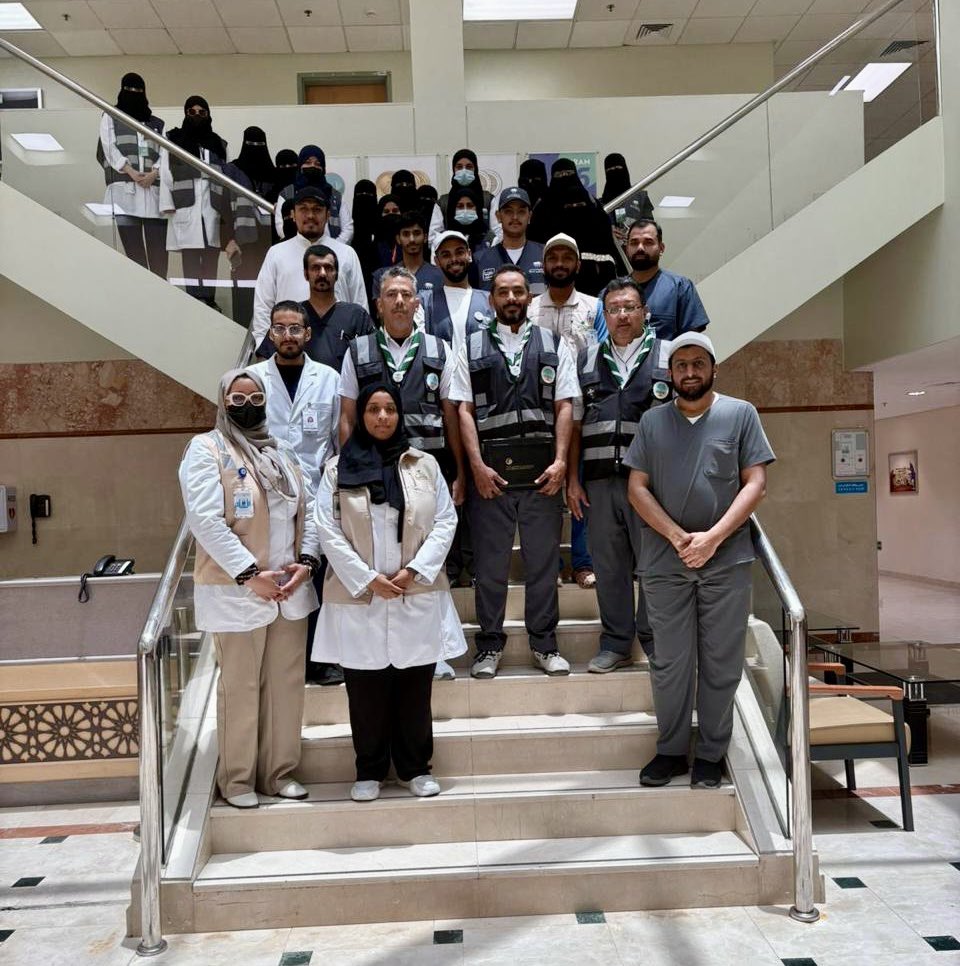 KAMC_MAKKAH's tweet photo. #تدريب |📸

#مدينة_الملك_عبدالله_الطبية ممثلة في إدارة أبحاث العمرة وعلم الأوبئة بالتعاون مع فريق الكشافة، تنفذ تدريبًا ميدانيًا للموظفين والمتطوعين على قراءة خرائط المشاعر المقدسة. 

ويهدف هذا التدريب إلى تعزيز الجاهزية والمعرفة الميدانية لضمان تنفيذ الأبحاث بأفضل طريقة ممكنة. https://t.co/JVbaMqWdoG