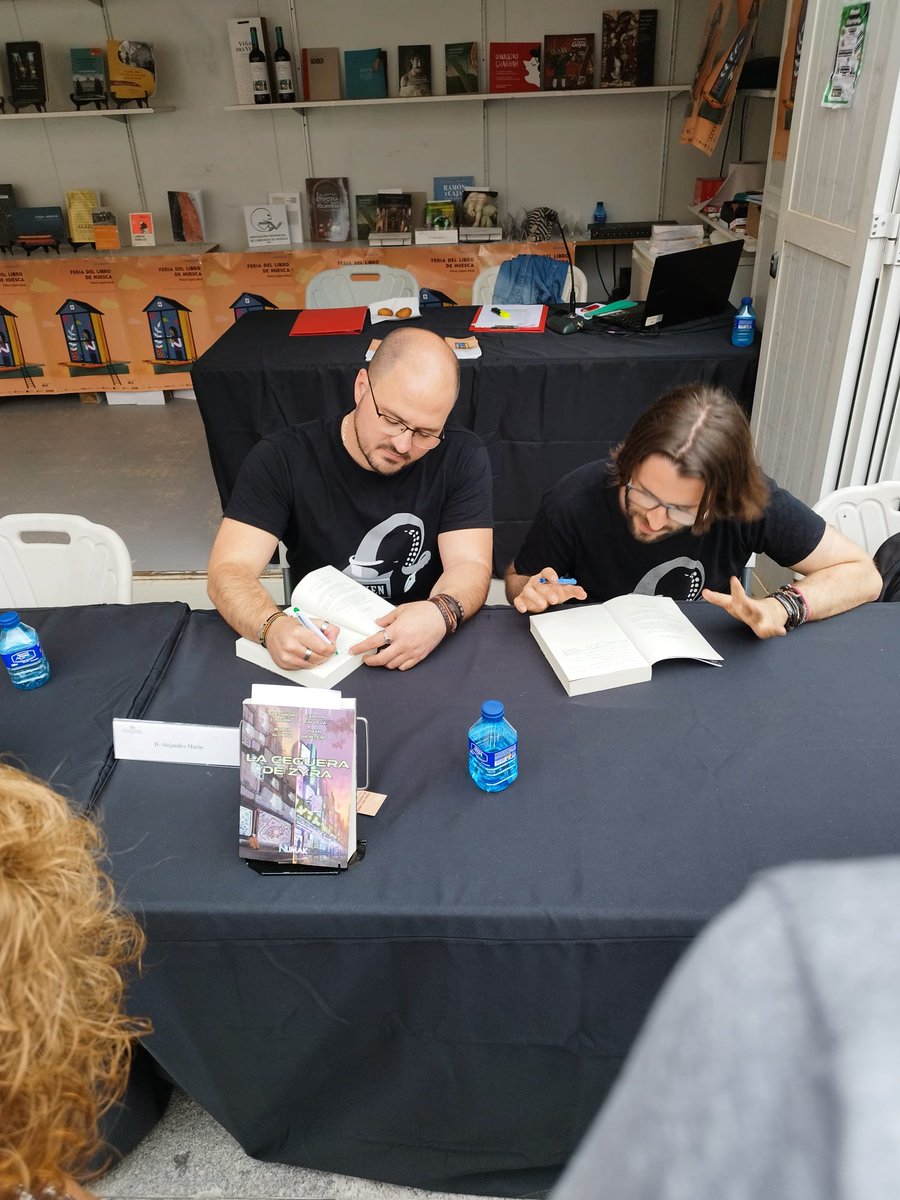 Alejandro Marín #LaCegueraDeZyra (@alejandro_marib) on Twitter photo Ayer tuvimos la presentación de La Ceguera de Zyra en la Feria del Libro de Huesca! Gente nueva, firmas locas y mucha distopía!
Y como colofón, esta entrevista en el <a href="/Diariodehuesca/">Diario Huesca</a>!
eldiariodehuesca.com/cultura/ceguer… Ayer tuvimos la presentación de La Ceguera de Zyra en la Feria del Libro de Huesca! Gente nueva, firmas locas y mucha distopía!
Y como colofón, esta entrevista en el <a href="/Diariodehuesca/">Diario Huesca</a>!
eldiariodehuesca.com/cultura/ceguer…