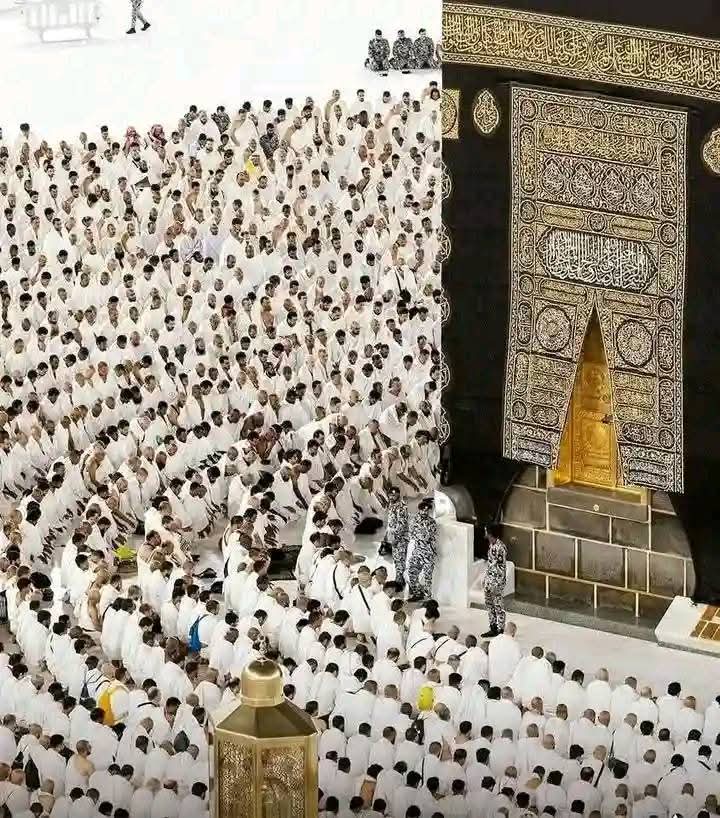حاجیو مصطفیٰ ﷺ سے کہہ دینا غم کے مارے سلام کہتے ہیں 🥹
لَبَّیْک اَلّٰھُمَ لَبَّیْک لَبَّیْک لاَشَرِیْکَ لَکَ لَبَّیْکَ 
اِنَ الْحَمْدَ وَالنِعْمَۃَ لَکَ وَالْمُلْک لَا شَرِیْکَ لَکَ لَبَّیْکَ