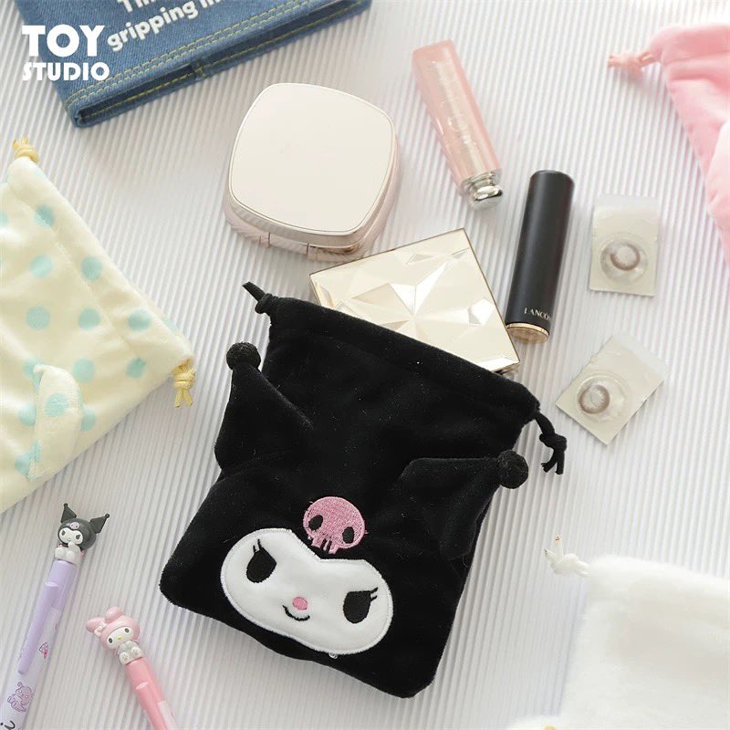 Peepinkshop's tweet photo. ถุงผ้าSanrio ลิขสิทธิ์แท้ ใส่ของจุกจิกกล้อง สายชาร์จ พกพาง่ายน่ารักจัดโปรอันละ 100฿ ‼️มัดจำ50% https://t.co/s8HCwSRurE