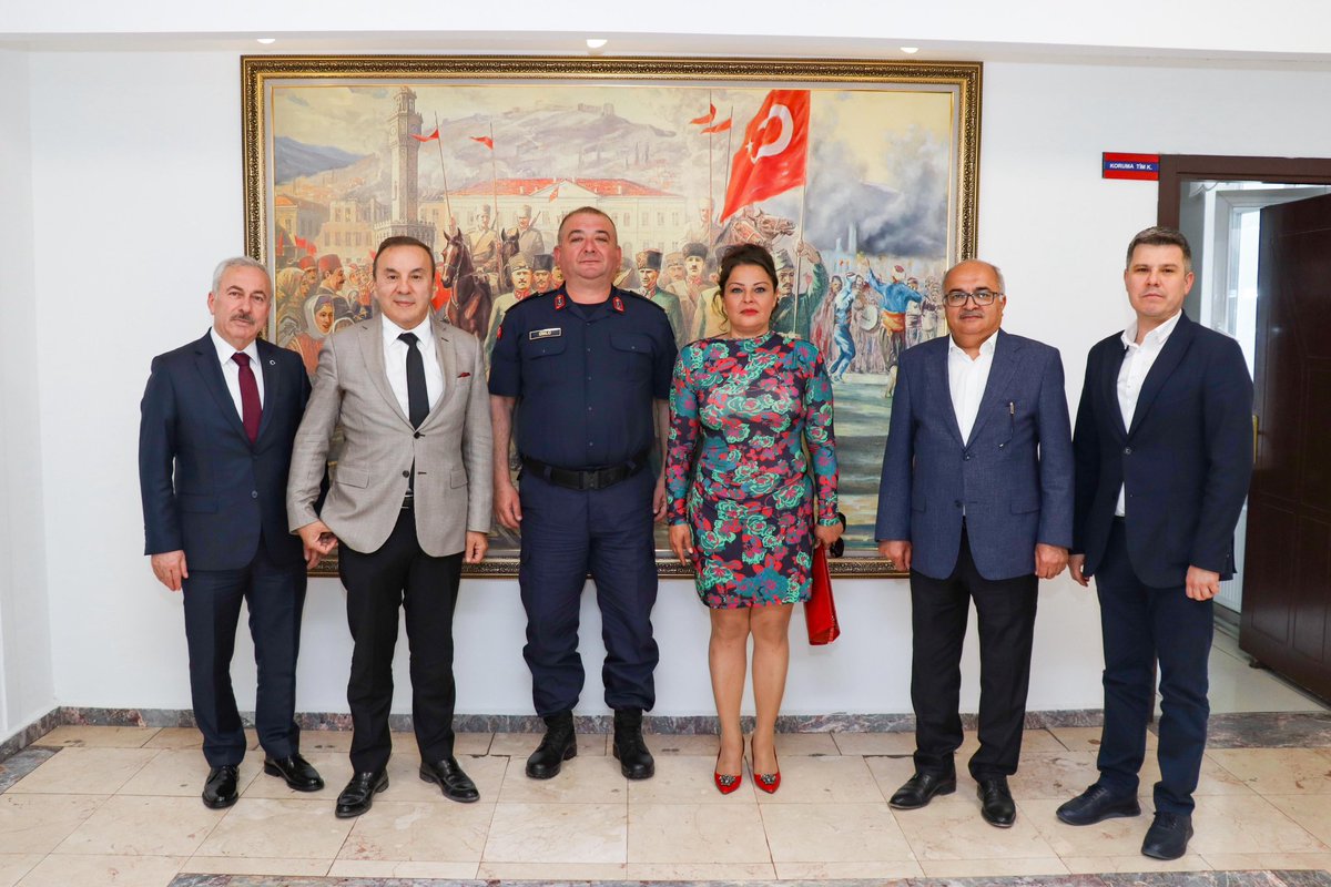 Eskişehir Madencilik Kümesi Yönetim Kurulu olarak Eskişehir İl Jandarma Komutanımız Tuğgeneral sayın  Erhan Demir ve Jandarma Albay sayın Metin Ünlü komutanlarımızı ziyaret ettik.
Değerli komutanlarımızdan sorumluluk alanlarında yürütülen madencilik çalışmalarımızla ilgili