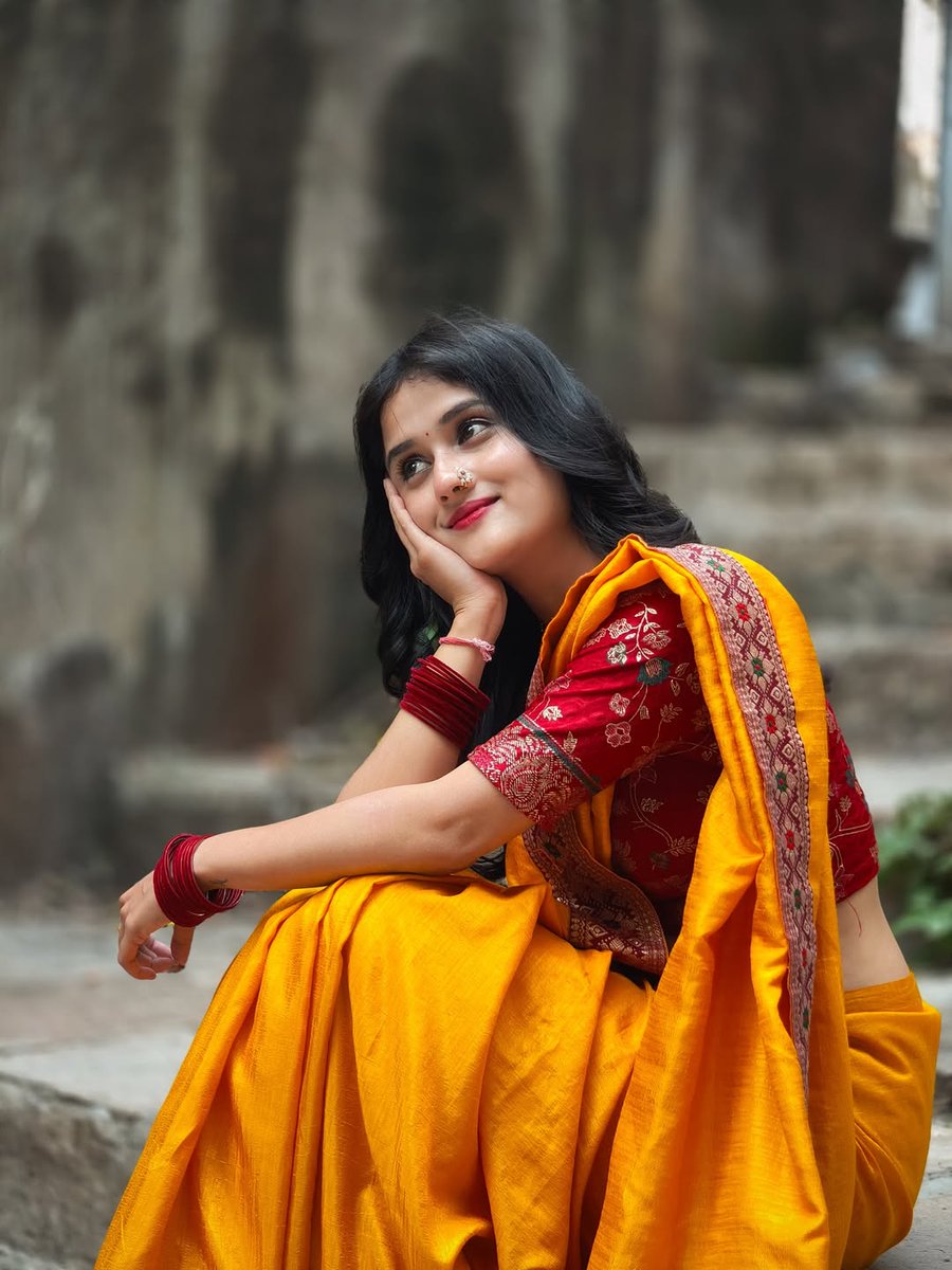 सुनहरी धूप से चेहरा निखार लेती हूँ...

उदासियों में भी ख़ुद को सँवार लेती हूँ...