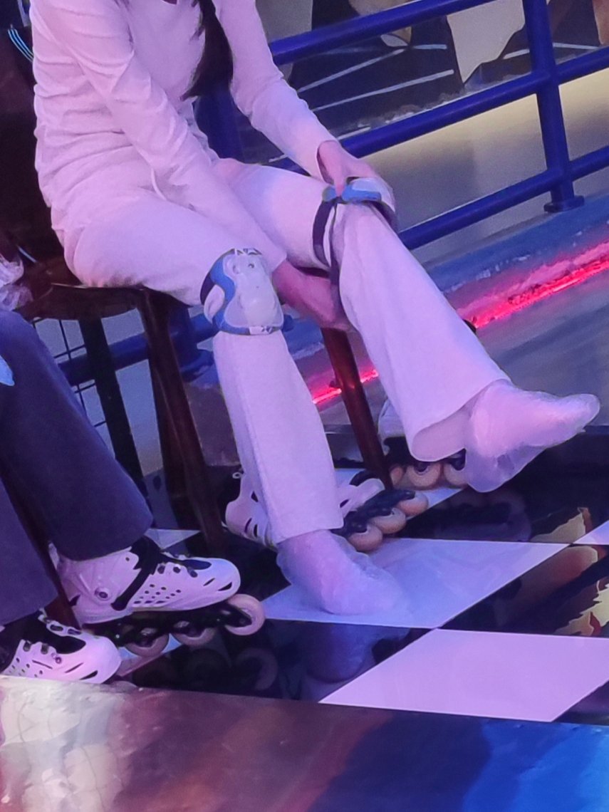anO2dzSKno93423's tweet photo. 教大家一个方法，可以去附近的溜冰场，然后大胆点，如果不会溜可以直接打招呼让小姐姐教你，然后你可以开玩笑的说：作为报酬给她换鞋什么的。如果会溜的话可以找不会的小姐姐教她，教她怎么穿鞋舒服，一开始可以在旁边说，然后你就表现出有点着急的样子，说还不如让我给你穿。后续可以加个联系方式。 https://t.co/yXu93jgU7l
