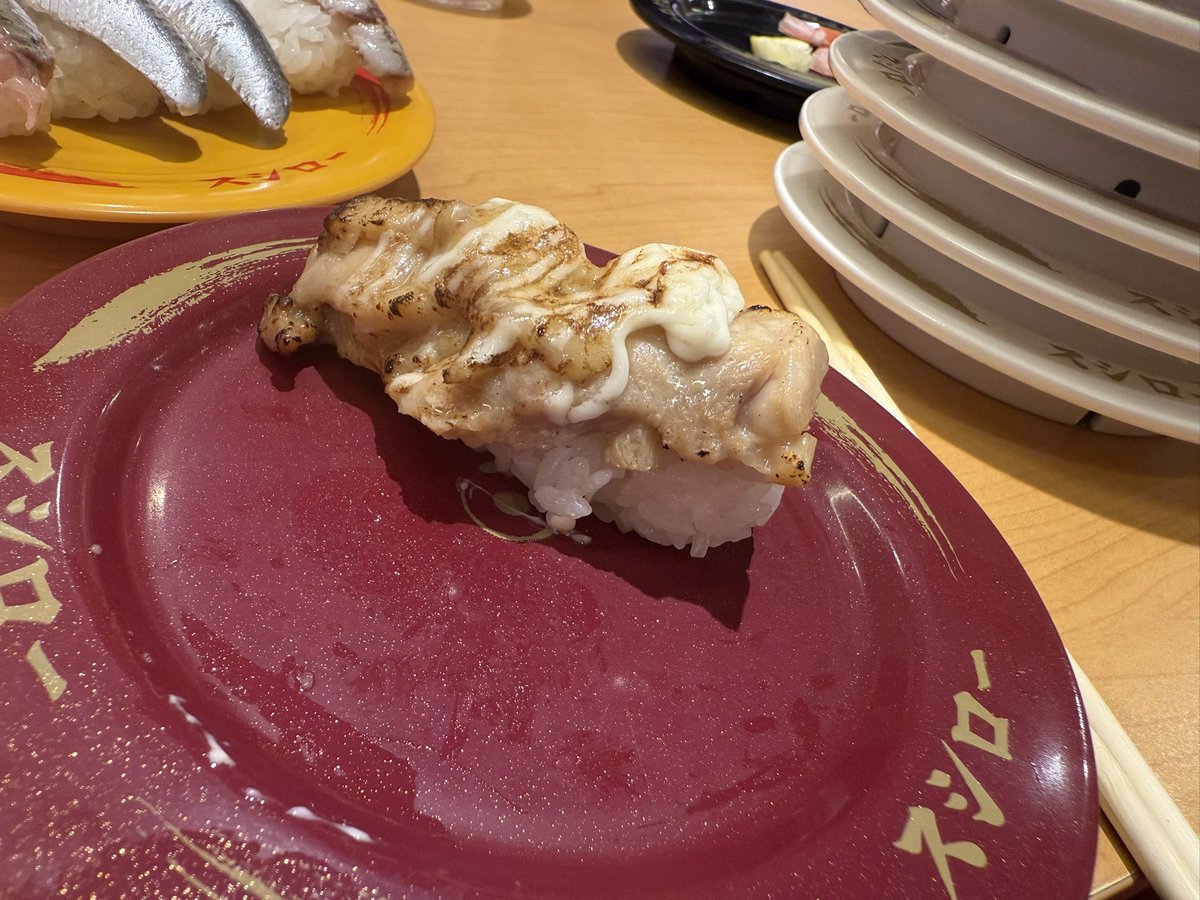 片方食べちゃったんだけど、

スシローの
グリルチキンチーズ炙りの
クオリティに震えた