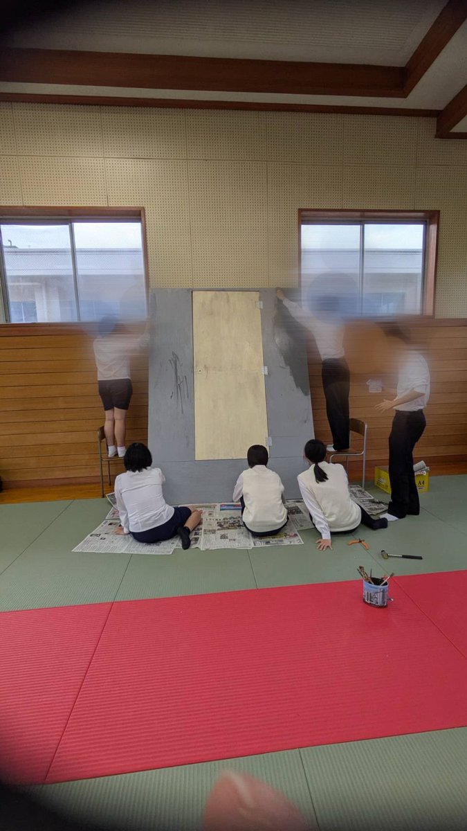 IHdramaclub's tweet photo. 昨日の部活動風景です。みんなで壁のペンキ塗りをしました〜！こちらの壁は7月に行う新人公演で使います。続報をお待ちください〜！ https://t.co/gNf2HKeFVS