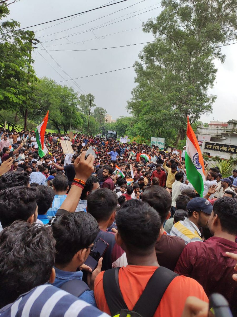 Radhejat1983's tweet photo. ' @DrMohanYadav51 जी, हमने आपसे मिलकर भर्ती परीक्षाओं में हो रही विसंगतियों और घोटालों के बारे में आपको अवगत कराया था।

👉🏻पटवारी भर्ती जांच रिपोर्ट आज तक नहीं मिली।
👉🏻MPPSC में आज तक कोई सुधार नहीं हुआ।
👉🏻MPESB में लगातार घोटाले हो रहे है। 
👉🏻आरक्षक भर्ती परीक्षा 2023 में हुए घोटाले लगातार  उजागर हो रहे है। 

लेकिन आपकी चुप्पी क्यों ? आपने इस समस्याओं को ��ूर करने के लिए, युवाओं के भविष्य के लिए, आज तक क्या किया ? इस बार युवाओं से क्या झूठ बोलोगे ? आपके धोखे उजागर हो चुके है। 

@CMMadhyaPradesh
@NEYU4INDIA