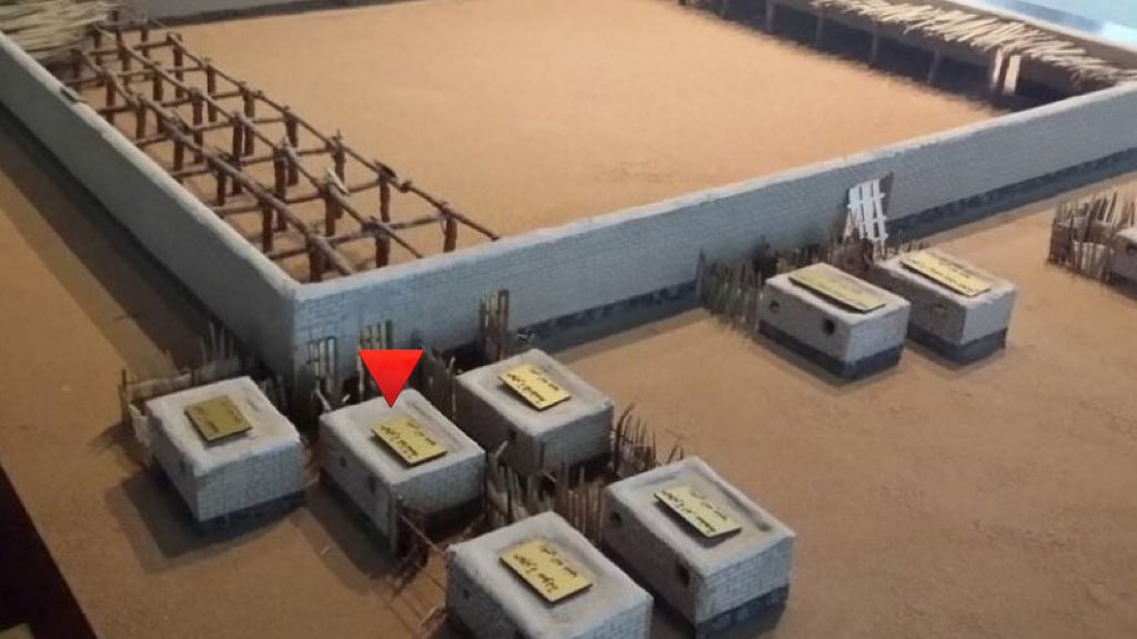 Rumah-rumah Nabi berada sangat hampir dengan masjid.

Aisyah cerita ada masa Rasulullah berada di dalam masjid, kemudian baginda mendekatkan kepalanya kepada Aisyah yang sedang berada di dalam rumah. 

Lalu Aisyah menyikat rambut baginda.

[Sahih Bukhari 296]