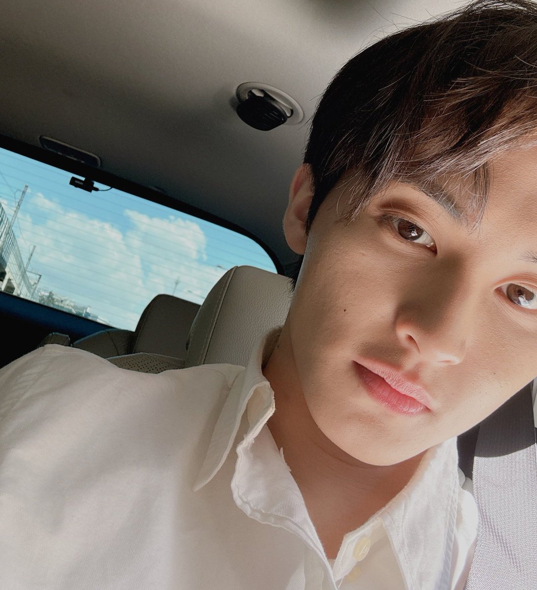 in kemeja putih we trust 🧎🏻‍♀️