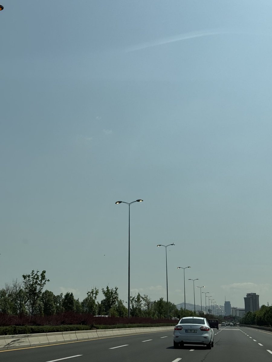 Saat 10.50. Her yer pırıl pırıl aydınlık ve Ankara Bulvarında sokak lambaları bu aydınlığa katkıda bulunmaya çalışıyor.  <a href="/ankarabbld/">Ankara Büyükşehir</a>