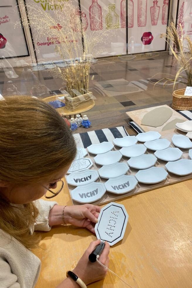 [#200ansPastilleVichy] 🍬 A l'occasion du bicentenaire de la Pastille de Vichy, les commerces de la ville se mobilisent pour fêter cet anniversaire : décoration, vente de pastilles, recette originales, produits dérivés...
👉 Commerçants à retrouver sur swll.to/Fy86A