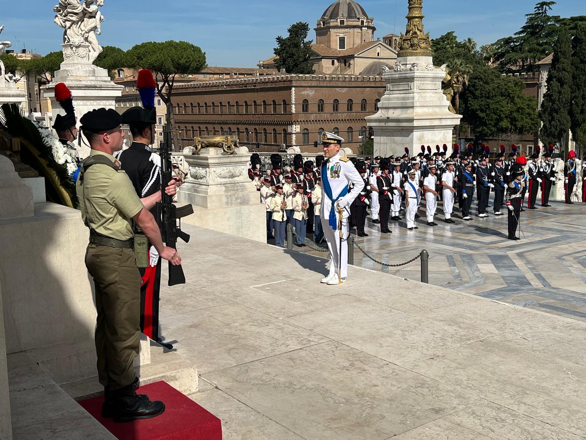 segredifesa's tweet photo. L’Ammiraglio di Squadra Giacinto Ottaviani ha deposto una corona d’alloro in omaggio ai Caduti all’Altare della #Patria, nel giorno del suo insediamento quale Direttore Nazionale degli #Armamenti. #ProgettiamoilFuturo #SiamolaDifesa https://t.co/mKU8iQY1Nz