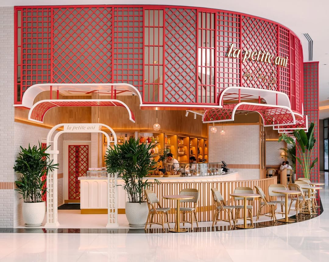 Hot girl summer isn’t complete without cute cafés and catch-ups! ☕ Here are 23 gorgeous spots in Dubai for the ultimate girly dates. 💅 Read more here: whatson.ae/2025/05/cafes-… #VisitDubai
