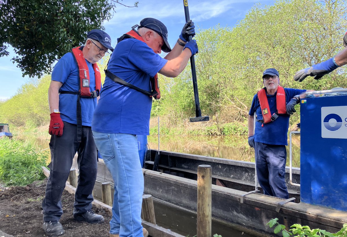Our #volunteers on the eastern #KennetAndAvon have been working with staff to carry out bank protection works at the Fore Bridge winding hole near Little Bedwyn. All these wonderful people helping us to #KeepCanalsAlive Thank you! 🙏#VolunteersWeek2025 #VolunteerByWater