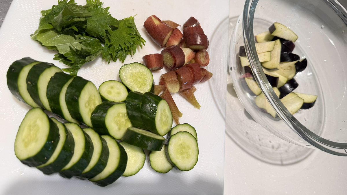 zennoh_food's tweet image. 暑い暑い暑い…夏だ夏だ夏だ…これはもう「山形のだし」を作るしかない!というわけで作ってみました。ナス、きゅうり、ミョウガ、大葉、めかぶをみじん切り(今回はみじん切りにする道具を使いました)にして、めんつゆでお好みの塩梅に味付けして完成です。お豆腐や素麺にかけてぜひどうぞ☺️