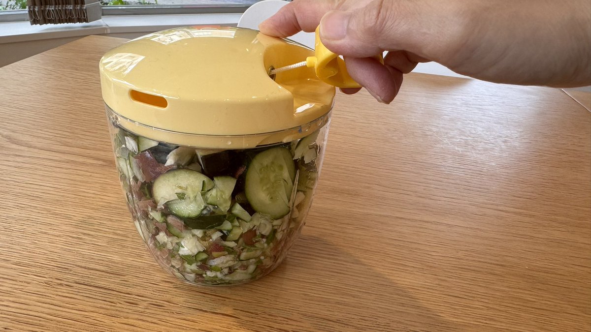 zennoh_food's tweet image. 暑い暑い暑い…夏だ夏だ夏だ…これはもう「山形のだし」を作るしかない!というわけで作ってみました。ナス、きゅうり、ミョウガ、大葉、めかぶをみじん切り(今回はみじん切りにする道具を使いました)にして、めんつゆでお好みの塩梅に味付けして完成です。お豆腐や素麺にかけてぜひどうぞ☺️