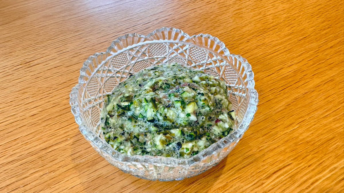zennoh_food's tweet image. 暑い暑い暑い…夏だ夏だ夏だ…これはもう「山形のだし」を作るしかない!というわけで作ってみました。ナス、きゅうり、ミョウガ、大葉、めかぶをみじん切り(今回はみじん切りにする道具を使いました)にして、めんつゆでお好みの塩梅に味付けして完成です。お豆腐や素麺にかけてぜひどうぞ☺️