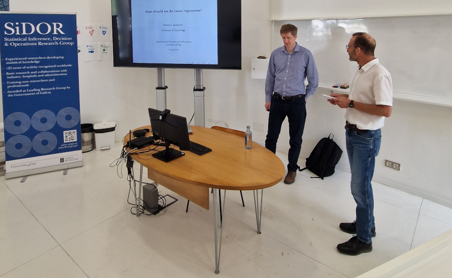 SidorUvigo's tweet image. 📍El 2 de junio Richard Samworth  impartió en la @uvigo la conferencia &quot;How should you do linear regression?&quot; Presentó su nueva solución óptima de regresión lineal y su librería de R asm.  

Organizada por SiDOR dentro de MECANOS4.  

👉bit.ly/3FFjEiI  

#Sidor #UVIGO