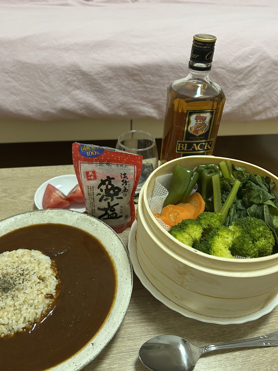 Chuyanokutu's tweet image. こんばんは✨️
久しぶりに晴れた夜にはどんな曲を聴こうかなぁ🌙*.。★*゚
今日の晩ご飯
カレー🍛(レトルトだけどおいしいね😋)
せいろ蒸し野菜
ハイボール🥃
素敵な夜を✨
#AfterTheRain
#LeeRitenour
youtu.be/g1221oQu6SM?si…より