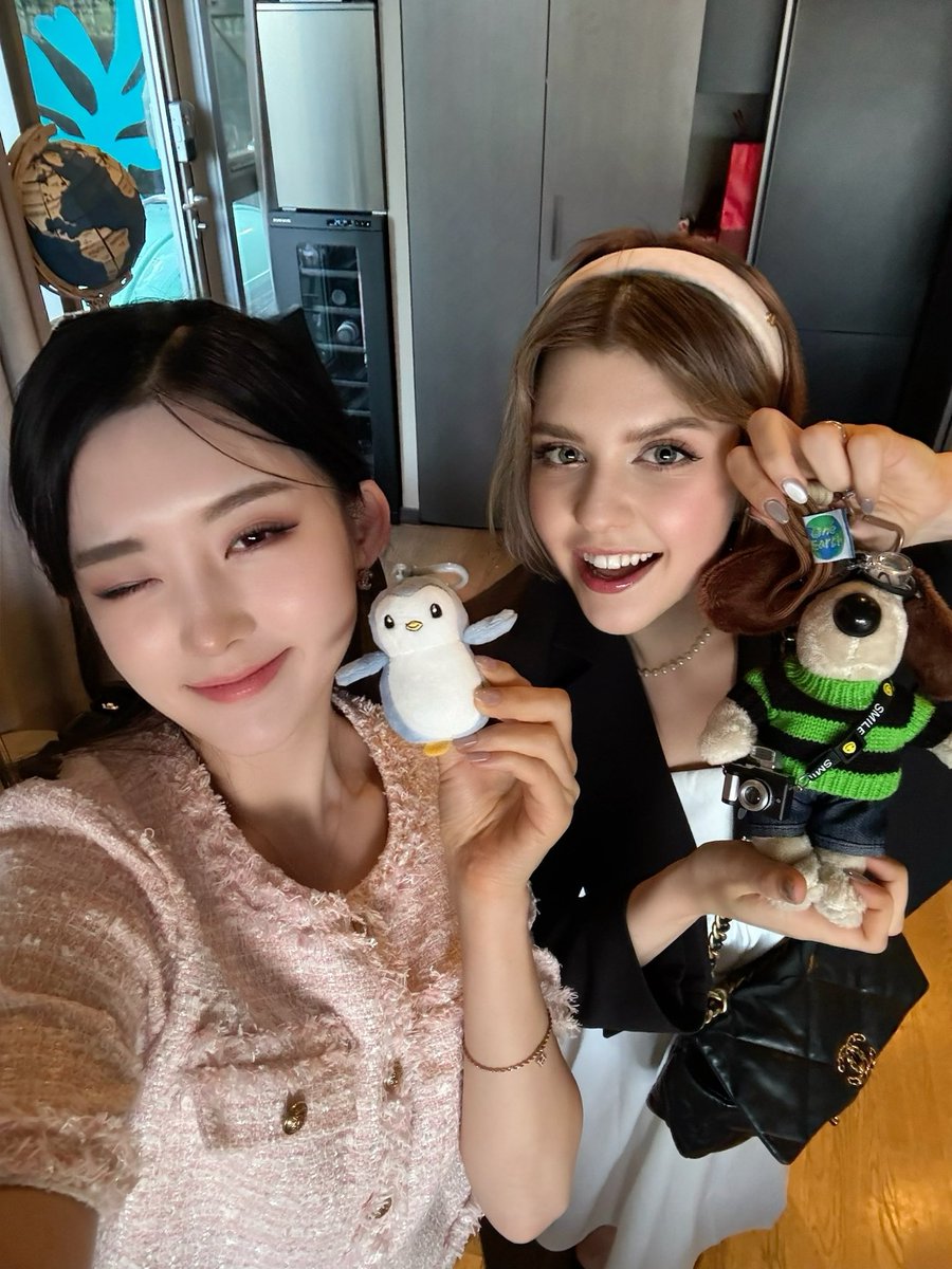 MissWRosa's tweet image. Iโm so excited about @verabrandt00 โs surprise visit and the gift from @pudgypenguins Even happier that our adorable @oneearthart puppy was there too ๐ถ๐ @misswproject