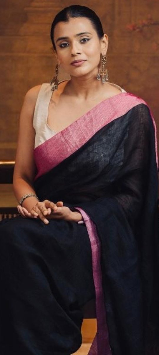 Happy Evening friends 

நம்முடைய குணங்களையே பிறரிடமும் தேடுகிறோம் கை ரேகை போல ஒவ்வொருவருக்கும் ஒவ்வொரு குணம் என்பதை அறியாமல்.. உன் வாழ்க்கை சரியோ தவறோ வாழ்வது ஒரு வாழ்வு அதை உனக்கு பிடித்தபடி மனசாட்சிப்படி வாழ் தீர்வுகள் சொல்ல இங்கு யாரும் நல்லவரும் இல்லை தீர்வுகள் கேட்க நீ