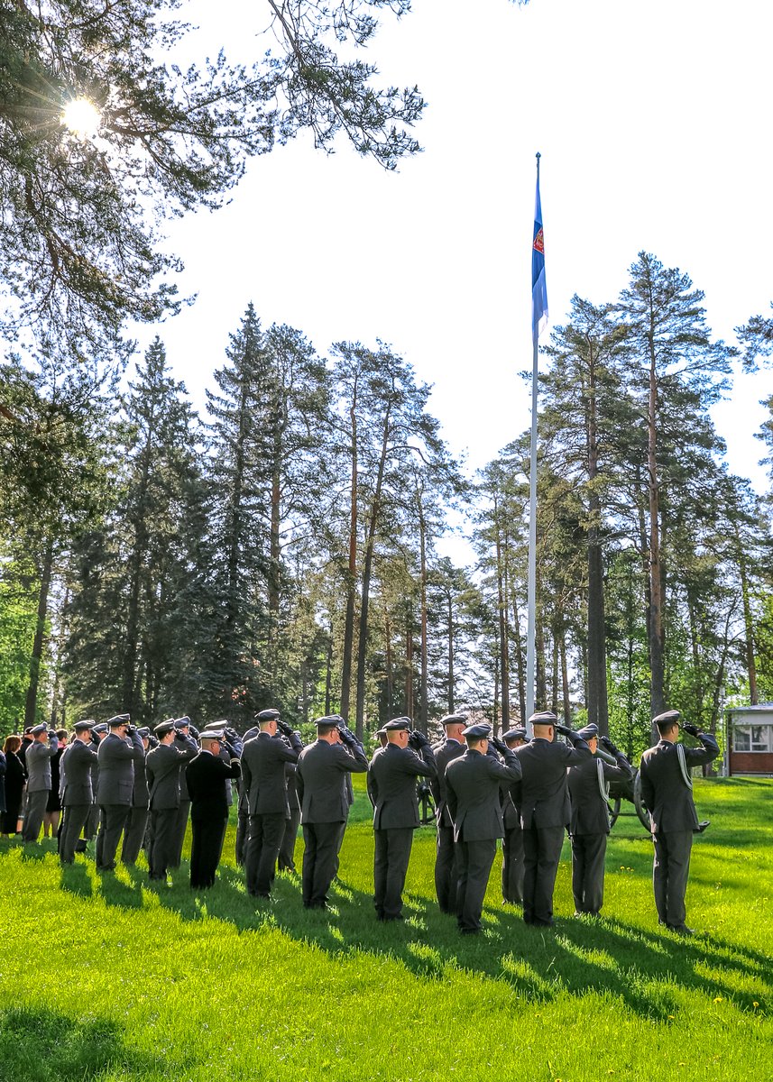 Puolustusvoimain lippujuhlan päivää on juhlistettu tänään myös Maasotakoululla. Maasotakoulu onnittelee kaikkia ylennettyjä ja palkittuja! Kuvissa juhlapäivän tunnelmia Lappeenrannasta ja Hattulasta.

#lippujuhlanpäivä #perinteet