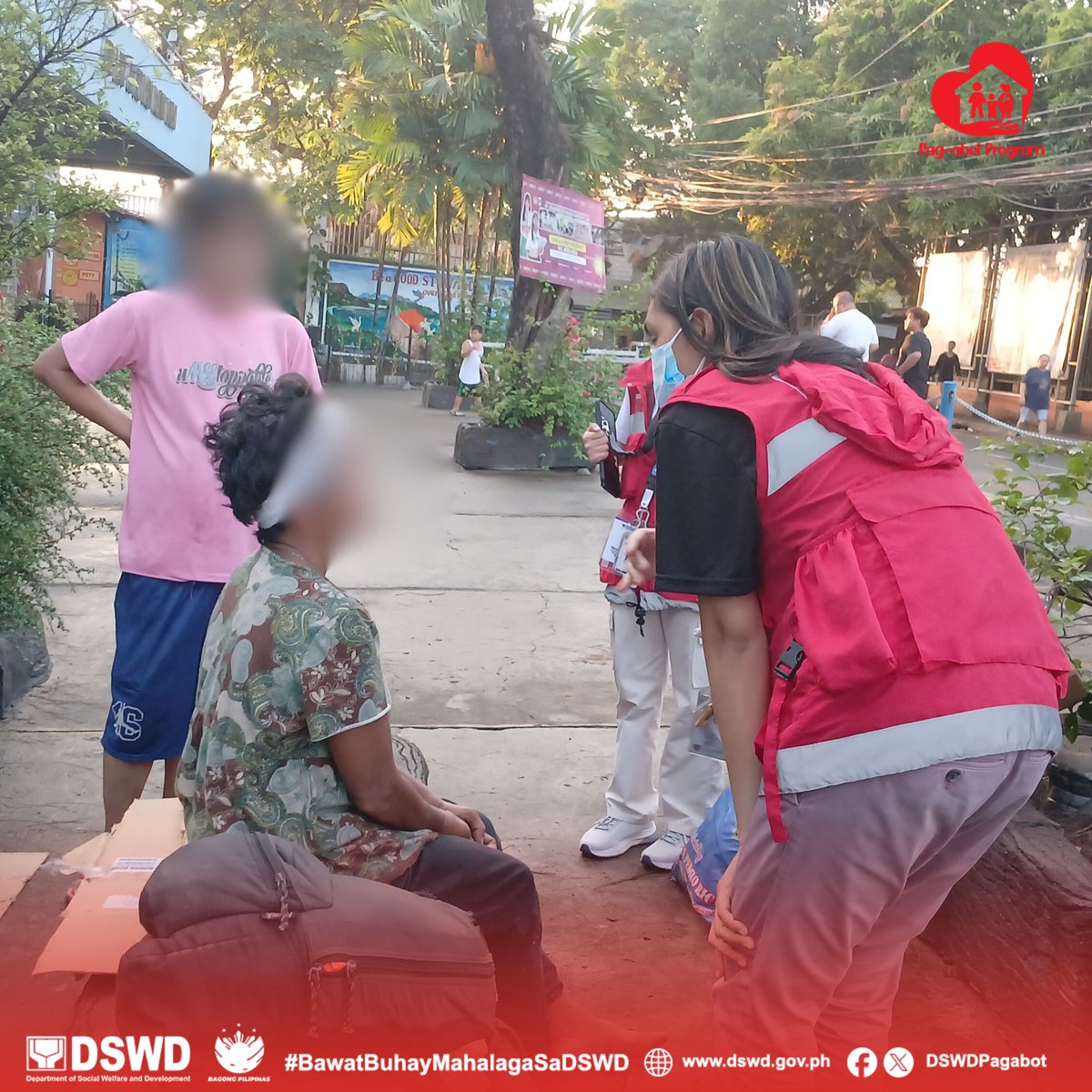 DSWDPagAbot's tweet image. 📷TINGNAN: Sa pagpapatuloy ng isinasagawang reach out operation ng Pag-abot Program, ilang mga bata, indibidwal at pamilyang nasa lansangan mula sa Caloocan City- North area ang sumama sa programa ngayong araw, ika-4 ng Hunyo 2025.

Katuwang ang lokal na pamahalaan ng Caloocan…
