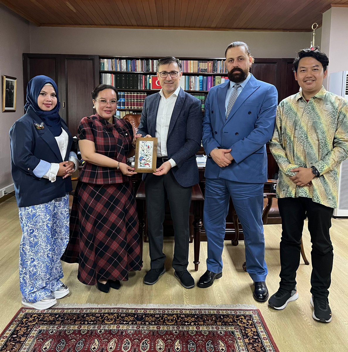 TC_CakartaBE's tweet photo. Endonezya Orta Kalimantan Bölgesel Meclis Üyesi Sayın Faridawaty Darland Atjeh Büyükelçiliğimizi ziyaret etti.

Anggota Parlemen Daerah Kalimantan Tengah Indonesia, Bapak Faridawaty Darland Atjeh telah mengunjungi Kedutaan Besar. https://t.co/xl9e8wGU1a