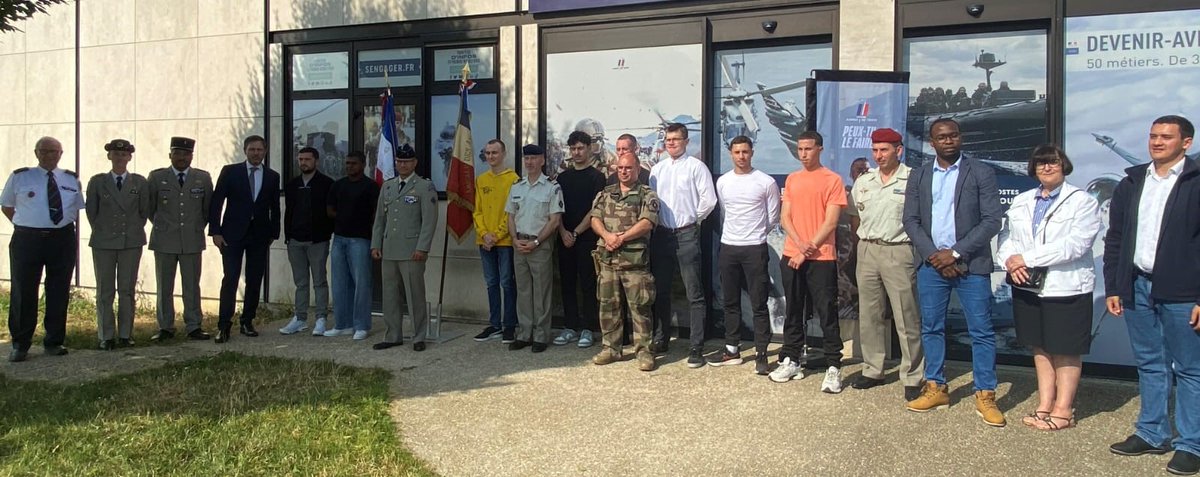 ZDS_Paris's tweet photo. En présence de M. KAPLAN, préfet délégué pour l’égalité des chances de Seine-et-Marne, 8 jeunes ont signé leur 1er contrat d’engagement dans l’@armeedeterre au CIRFA de @VilleMelun.
Nous leur souhaitons une belle carrière dans notre institution.
#sengager https://t.co/dOiBIoiiYX