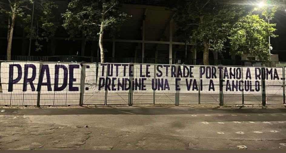 SpaceViola_Com's tweet image. Ieri sera presso lo Stadio #Franchi è apparso questo duro striscione contro Daniele #Pradè ⤵️
"Tutte le strade portano a Roma, prendine una e vai a fanculo"
Cosa ne pensate?
#Spaceviola #Fiorentina