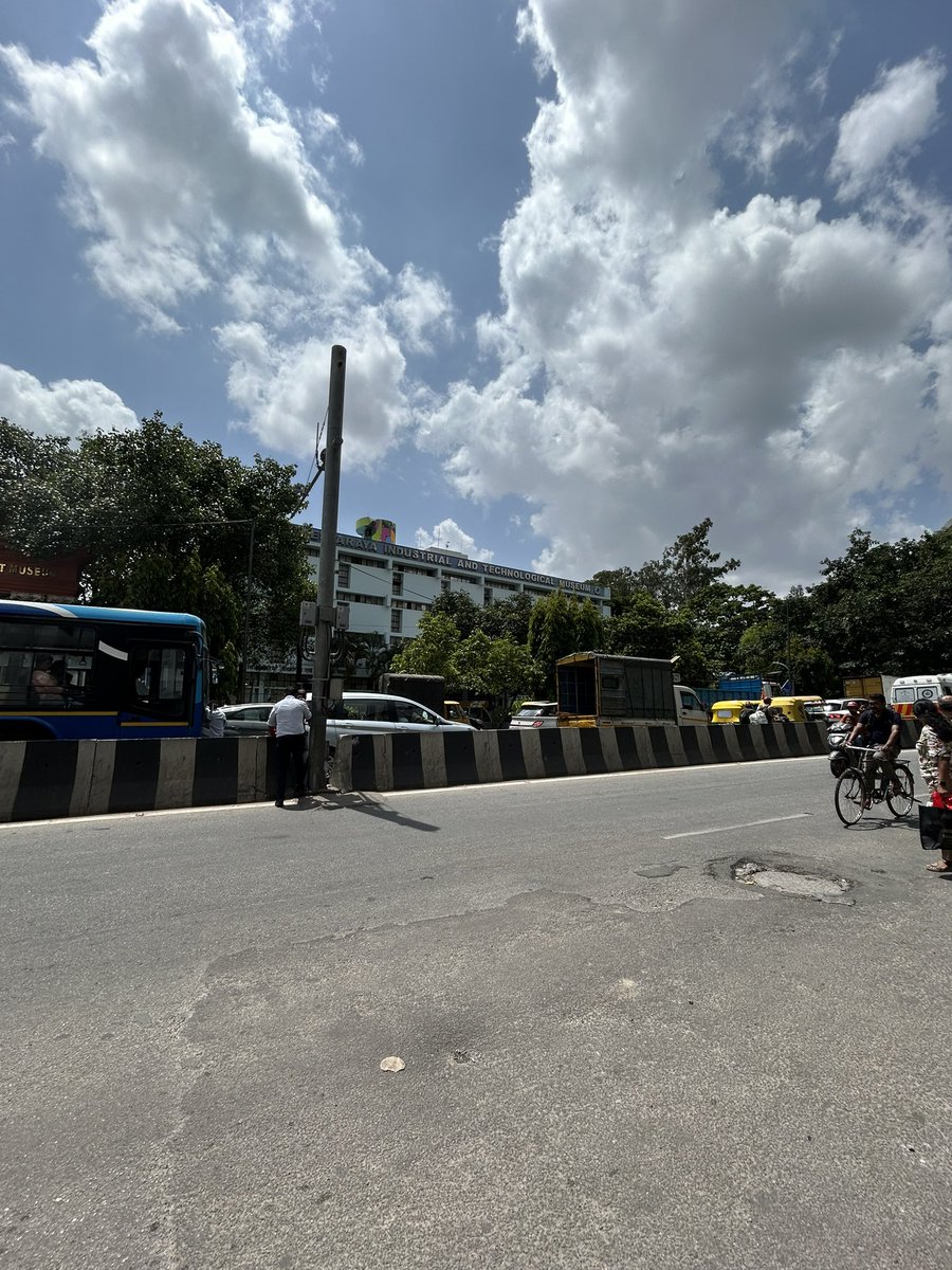 Kasturba Road in #Bengaluru hosts major museums like VITM (10L visitors/year!), but has no proper zebra crossings or pedestrian crossovers. Visitors dodge speeding traffic &amp; squeeze through median gaps.
Why does this city ignore pedestrians?
<a href="/BBMPCOMM/">Maheshwar Rao.M, IAS</a> <a href="/DULTBangalore/">DULT</a> — please act!