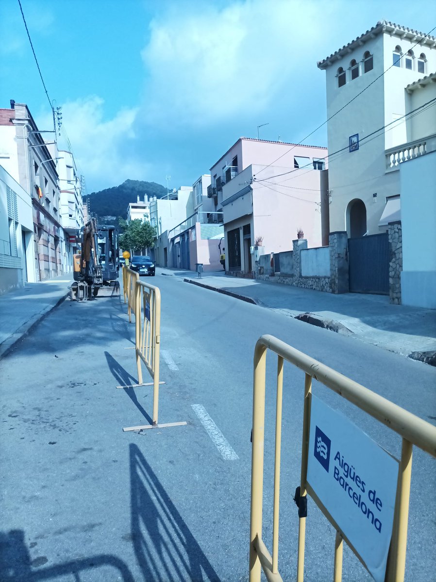 📢<a href="/aiguesbcnclient/">Aigües de Barcelona</a> continua treballant en la millora i renovació de la xarxa de subministrament d’aigua de boca a l’Av. Baix Llobregat. Els treballs es poden allargar fins a finals de juliol. 📌S’han anul·lat algunes places d’aparcament a l’Av. Baix Llobregat i al c. Mn. J. Roca.